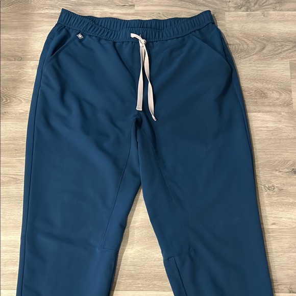 Figs Women's Jogger Pants in Navy - Picture 6 of 7